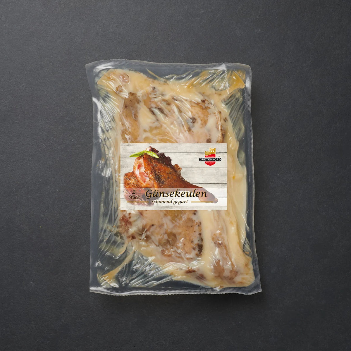 zwei Sous vide gegarte Gänsekeulen verpackt.