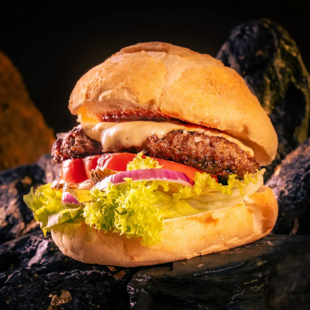 Burger mit Burgerpatties Käse Tomate und Salat
