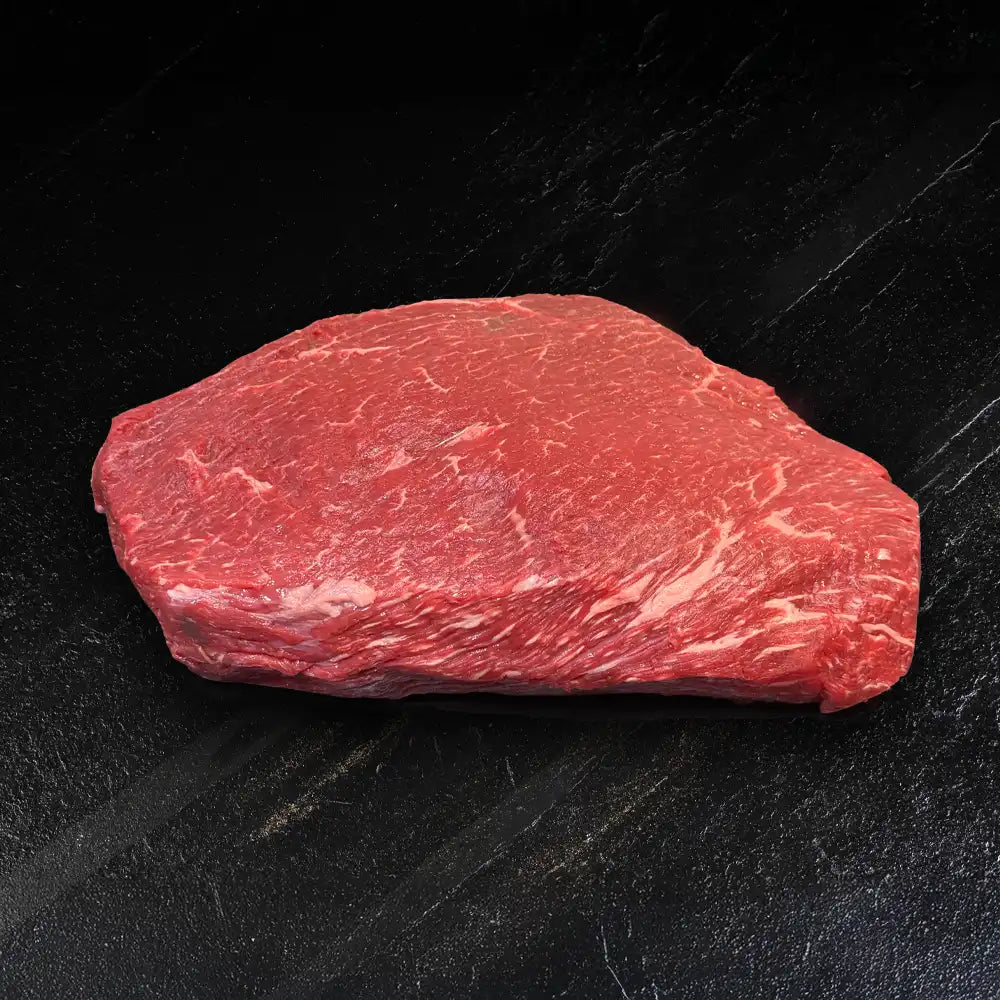 Dicker Bug vom Burgstädter Angus Rind auf dunklem Hintergrund.