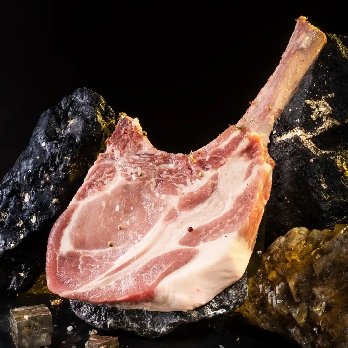 Ein Tomahawk-Steak vor dunklem Hintergrund