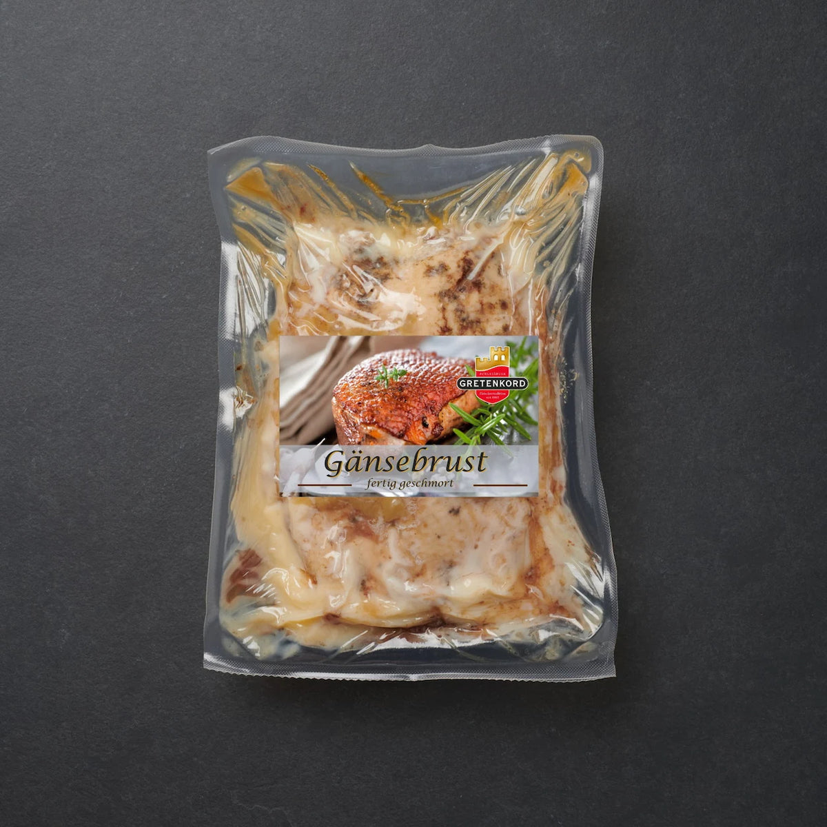 eine Sous Vide gegarte Gänsebrust verpackt.