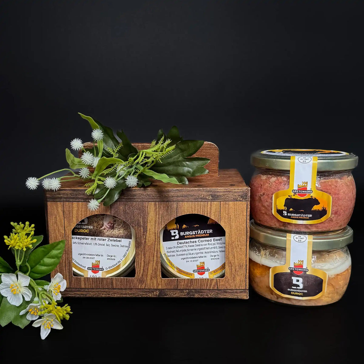 Eine rechteckige Holzbox gefüllt mit zwei Gläsern. Insgesamt sind Corned Beef im Glas und Hackepeter im Glas.