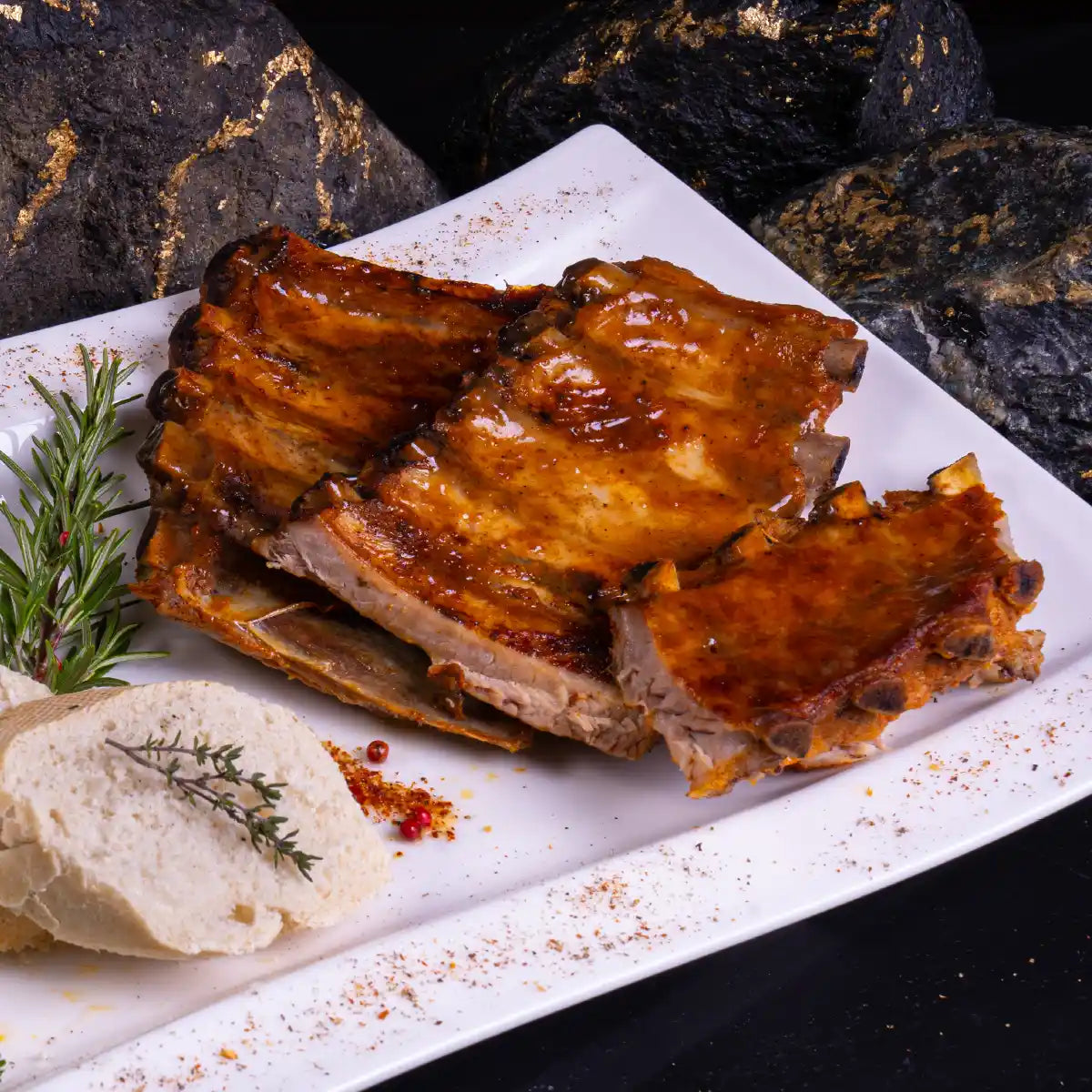 Gegarte Spareribs vom Duroc Strohschwein auf Teller
