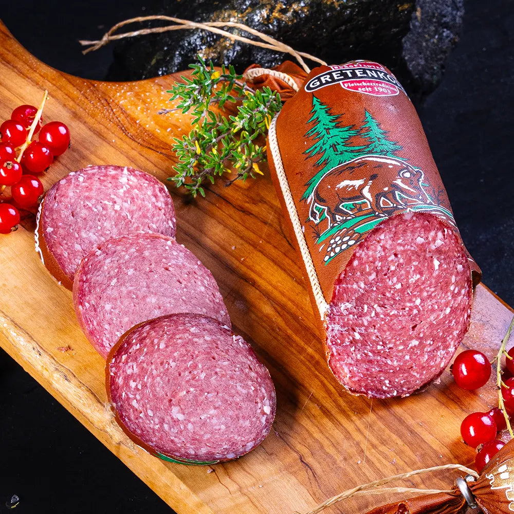 aufgeschnittene Salami auf braunem Holzbrett